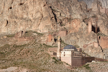 eine kleine Moschee namens Eski Bayezıt Cami mit Minarett klebt unterhalb einer Burgruine an einer Felswand bei Dogubeyazit, Provinz Agri, Kurdistan, Anatolien, Türkei