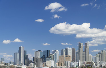 新宿高層ビル群　全景　快晴　青空　大空に流れる白い雲　2017年撮影