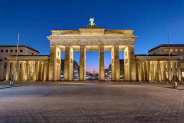 The back of the Brandenburger Tor in Berlin at night © elxeneize