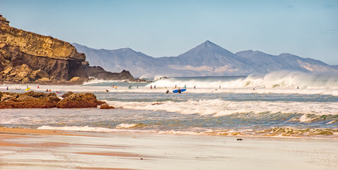 Wellensurfer an der Playa del Viejo Rey auf Fuerteventura
