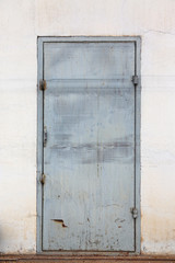 Naklejka premium old metal door