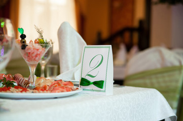 The decoration of the tables at the wedding.
