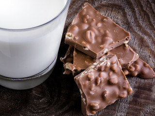 Squisita ciccolata artigianale al latte al riso soffiato