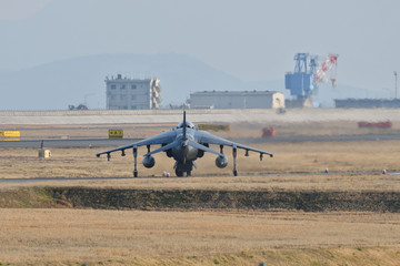 真後ろから見たハリアー攻撃機