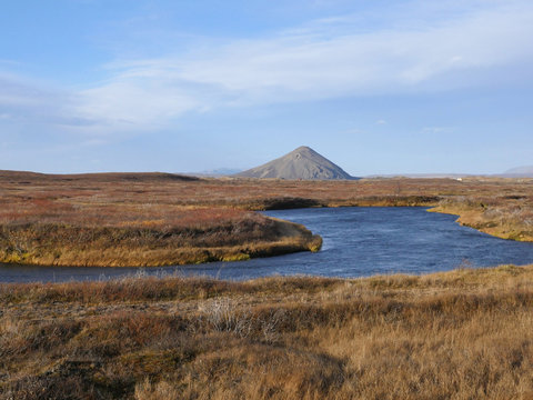 Palagonitkegel Vindbelgjarfjall hinter am See Mývatn in Island im Herbst