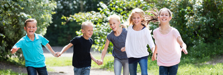 Kinder laufen auf dem Schulhof