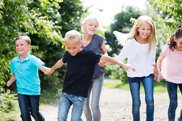 Kinder laufen auf dem Schulhof