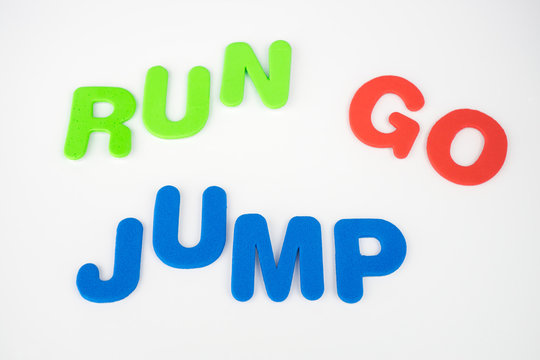 Die englischen Wort run, go, jump für rennen, gehen, hüpfen, bunte Buchstaben auf weißem Hintergrund