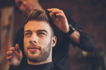 Papier Peint photo autocollant Salon de coiffure Bel homme chez le coiffeur se fait une nouvelle coupe de cheveux