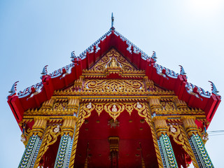 Naklejka premium Beautiful red temple decorated with small plate of mirror
