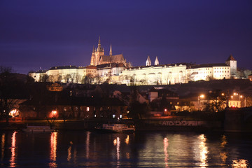 Fototapeta na wymiar Lumières nocturnes sur le château de Prague