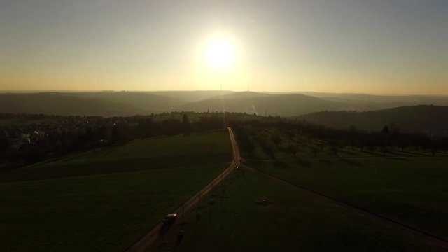 Auto f&auml;hrt in den Sonnenuntergang