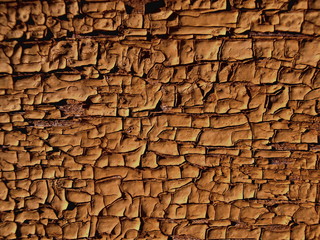 Желтая облезлая краска на старой древесине