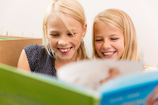 Kinder lesen in einem Buch