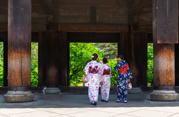 Fototapeta na wymiar 春の京都　着物姿の観光客