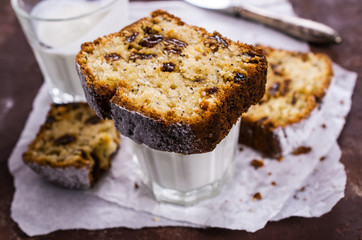 Cake with raisins