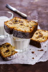 Cake with raisins
