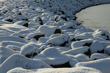Obraz premium snow covered rocks along the shore in Reykjavik, Iceland