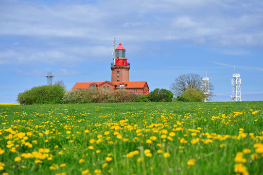 Leuchtturm Bastrof mit Wiese