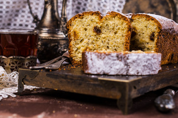 Cake with raisins