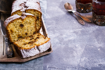 Cake with raisins