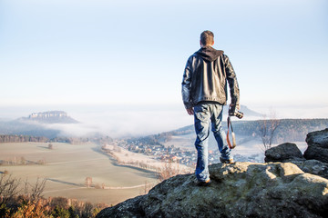 Fotograf steht auf den Berggipfel