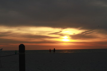 Fototapeta premium People on beach st sunset