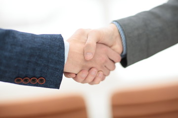 Obraz premium businessman shaking hands to seal a deal with his partner