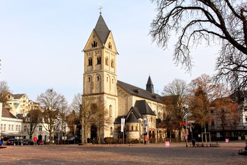 St. Laurentius Kirche in Bergisch Gladbach von der Seite mit dem Marktplatz - obrazy, fototapety, plakaty