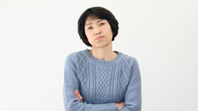 ミドル女性　怒る