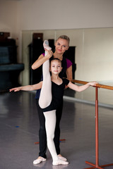 Obraz premium Children engaged in choreography at the ballet school.