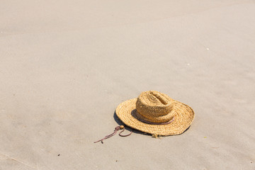 Fototapeta na wymiar Straw hat on tropical beach