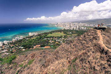 Ausblick von Diamond Head Vulkankrater in Richtung Waikiki / Hawaii - obrazy, fototapety, plakaty