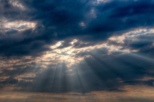 Sun shining thru clouds © Kristian Tuhkanen