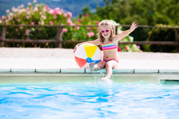 Naklejka premium Child in swimming pool on summer vacation