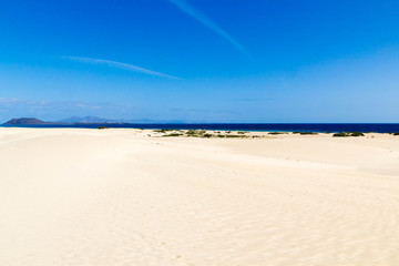 Fototapeta na wymiar Lobos and Lanzarote seen from Corralejo Beach, Fuerteventura