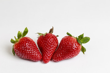 Fragole fresche su sfondo bianco