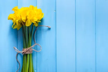 Photo sur Plexiglas Narcisse Fond de printemps avec des jonquilles sur table en bois