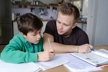Schüler bekommt zuhause Nachhilfeunterricht in Mathematik von einem Studenten