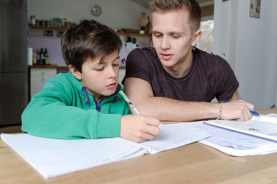 Sch&uuml;ler bekommt zuhause Nachhilfeunterricht in Mathematik von einem Studenten