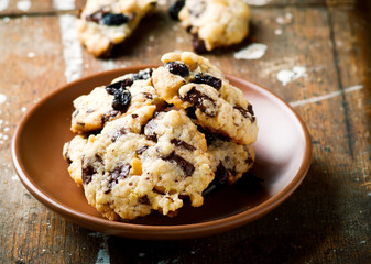 chocolate chip and raisins cookies.