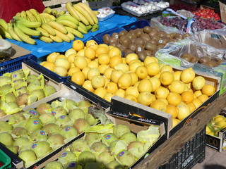 Limones, peras, kiwis y plátanos en el mercado