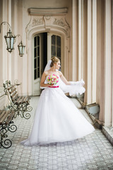 Obraz premium Beautiful bride walking in the old castle