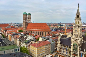 Fototapeta na wymiar Skyline of Munich featuring Frauenkirche and Neues Rathaus