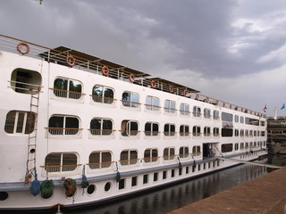 Mit einem Kreuzfahrtschiff auf dem Nil in Ägypten