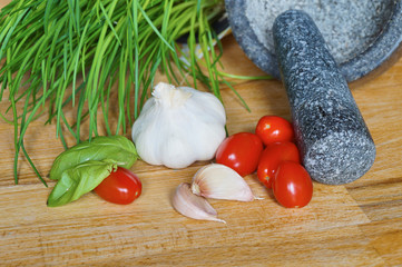 Tomaten, Knoblauch, Basilikum und Schnittlauch für leckere Gerichte der mediterranen und...