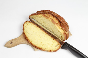 Pane di tipo pugliese su tagliere su sfondo bianco