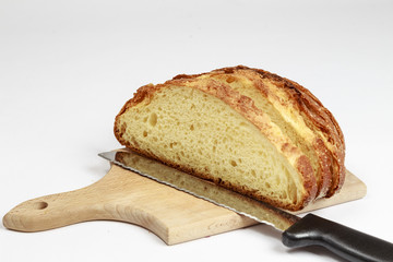 Pane di tipo pugliese su tagliere su sfondo bianco