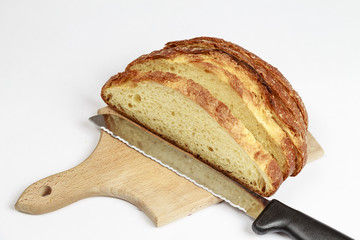 Pane di tipo pugliese su tagliere su sfondo bianco