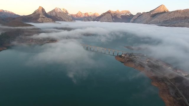 EMBALSE DE RIA&Ntilde;O Y RIA&Ntilde;O A VISTA DE DRONE 4K